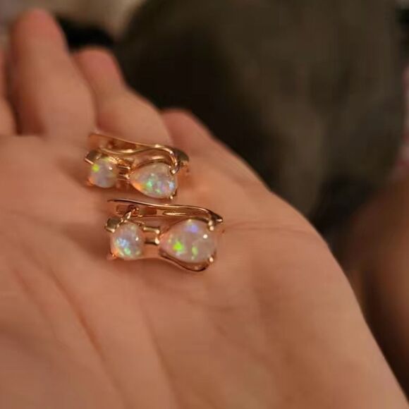 💖Rose Gold Colored Sparkly Opalescent Cat Earrings🌸 - Picture 7 of 15